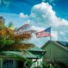 Цены на дома в США в 2026 году: пригородный район с американским флагом