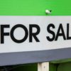 Как определить рыночную цену дома в США: табличка о продаже