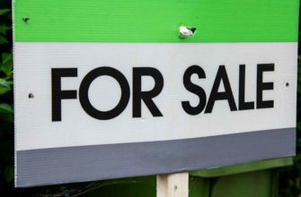 Как определить рыночную цену дома в США: табличка о продаже