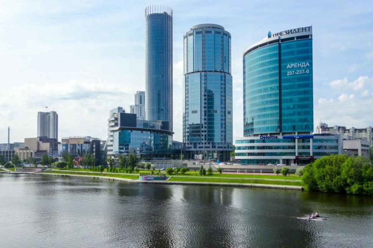 Недвижимость в регионах России в 2026 году: где дорожает и дешевеет жильё, цены и ипотека Недвижимость в регионах России: новые высотки на набережной Екатеринбурга