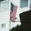 Инвестиции в ипотечные закладные в США: частный дом с американским флагом