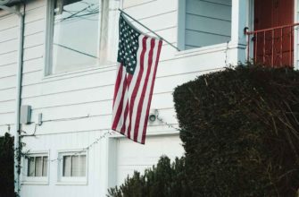 Инвестиции в ипотечные закладные в США: частный дом с американским флагом