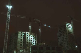 Коллективные инвестиции в недвижимость: строящийся дом и краны в Санкт-Петербурге