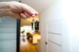 Кредит под залог ипотечной квартиры: ключи от квартиры у входа в дом