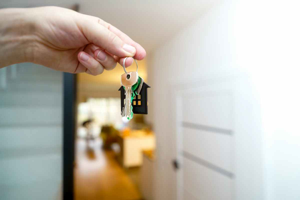 Кредит под залог ипотечной квартиры: ключи от квартиры у входа в дом
