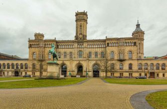 Обучение в Германии: главное здание Ганноверского университета с памятником