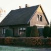 Подготовка дома к продаже в Германии: кирпичный дом с живой изгородью