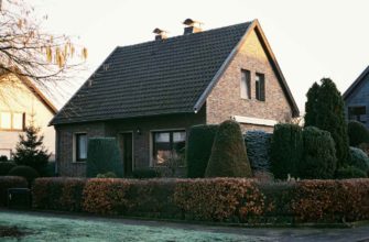 Подготовка дома к продаже в Германии: кирпичный дом с живой изгородью