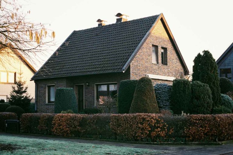 Как подготовить дом к продаже в Германии в 2026 году: документы, ремонт, комиссия и налог Подготовка дома к продаже в Германии: кирпичный дом с живой изгородью