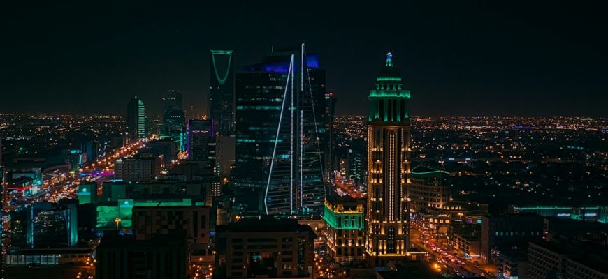 Недвижимость в Саудовской Аравии для иностранцев 2026: ночной Эр-Рияд