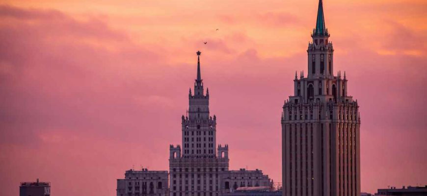 Рынок недвижимости России в 2026 году: цены, ипотека и прогноз на 2027 Рынок недвижимости России в 2026 году: жилые высотки Москвы на закате