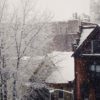 Утепление дома в США: жилая улица с домами зимой в Нью-Йорке